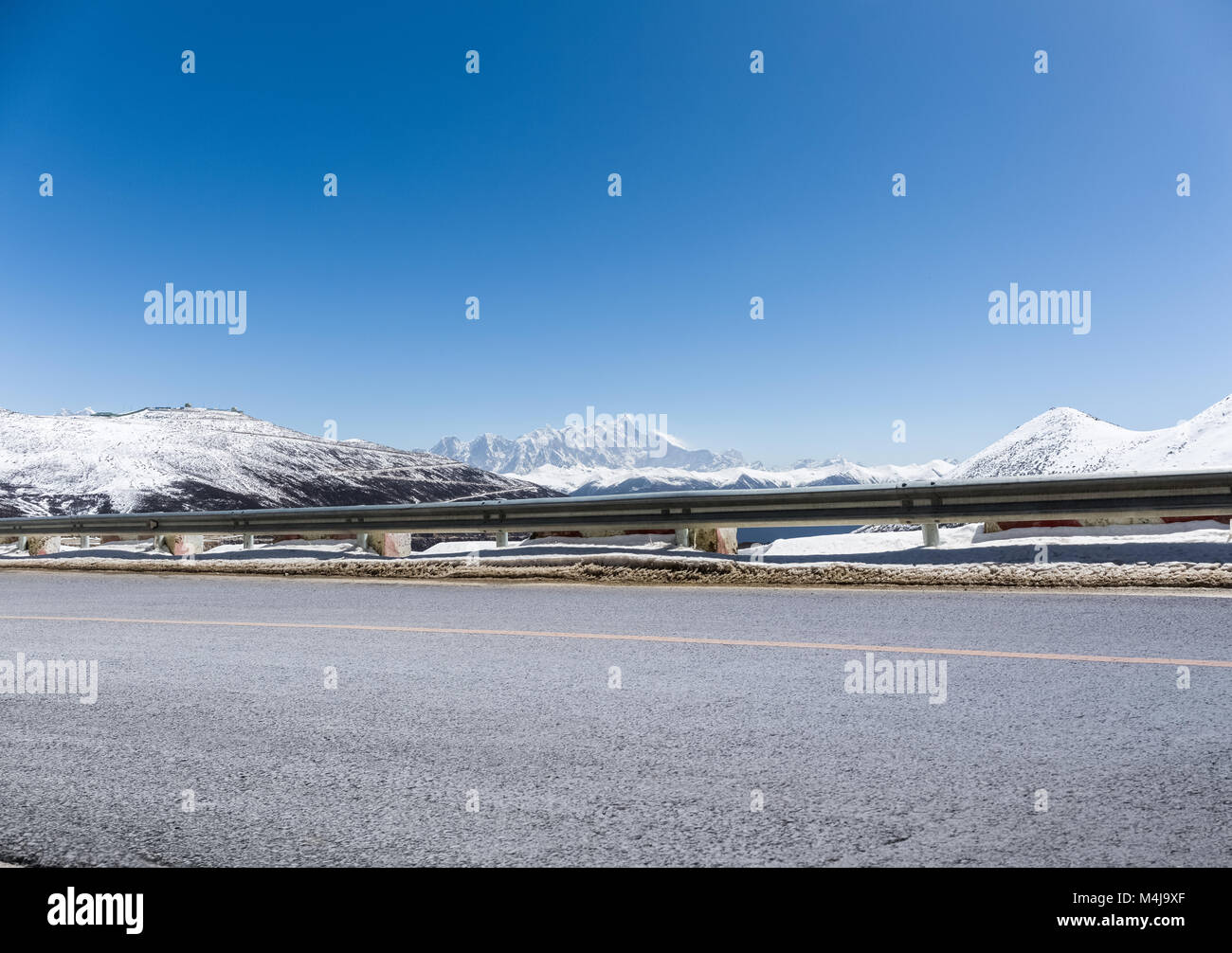 Route asphaltée vide avec Snow Mountain Banque D'Images