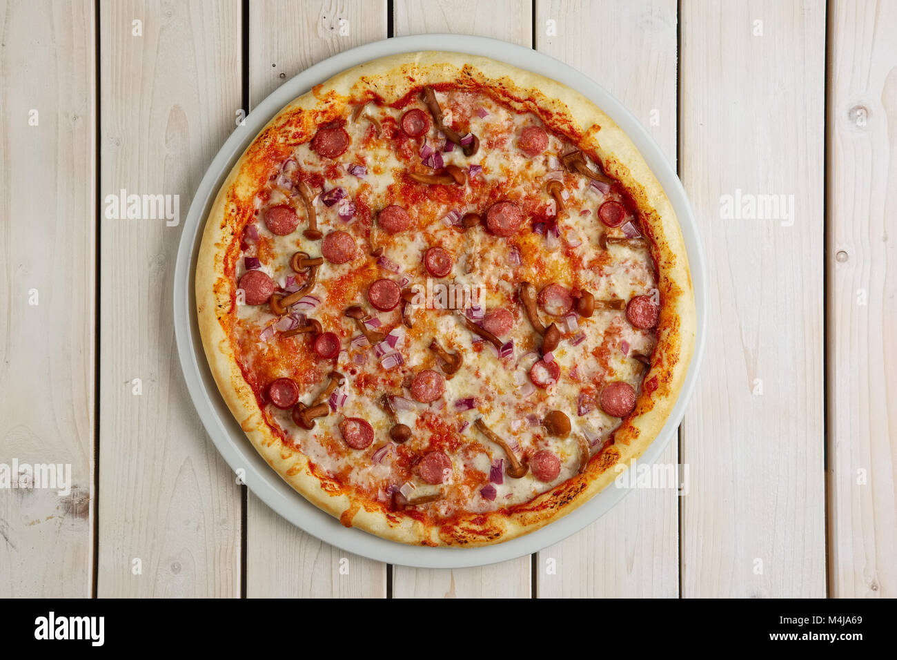Vue de dessus de la pizza avec de la saucisse et toon miel Banque D'Images