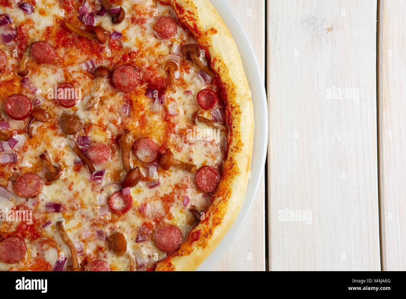 Vue de dessus de la pizza avec de la saucisse et toon miel Banque D'Images