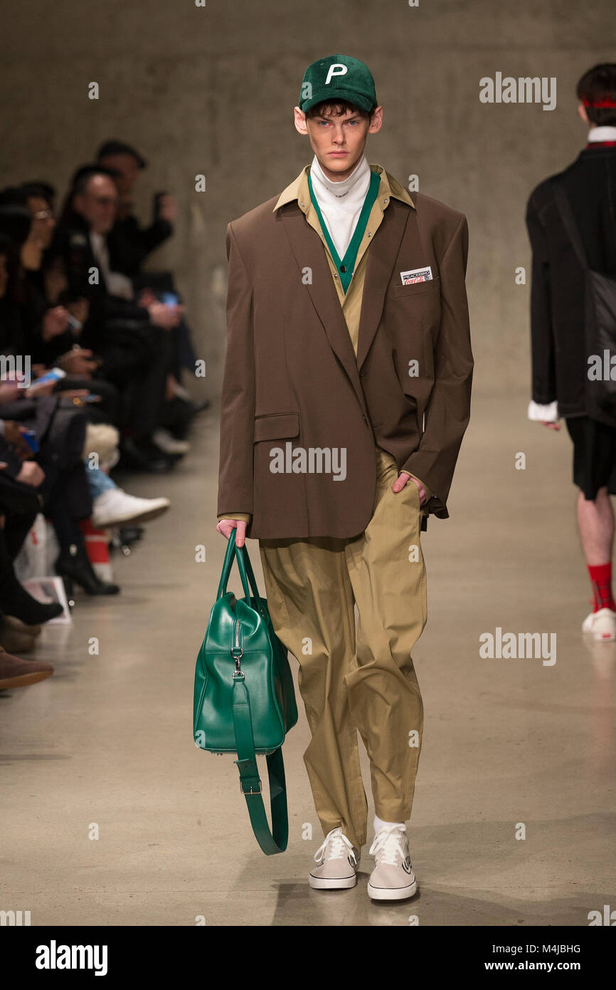 New York, États-Unis. 07Th Feb 2018. Model pour piste Peacebird x Coca-Cola collection lors de la Journée de la Chine à l'automne/hiver 2018 New York Fashion Week à lucarne Crédit moderne : Lev Radin/Pacific Press/Alamy Live News Banque D'Images