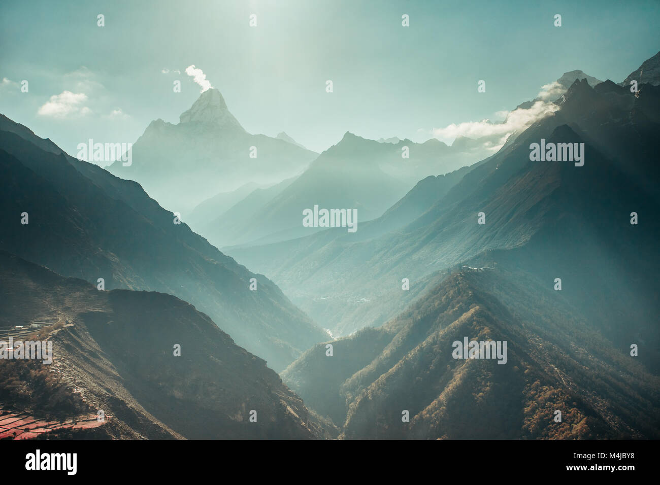 La vue panoramique à couper le souffle le puissant misty enneigée de l'Himalaya et les canyons avec les forêts de conifères. Le Népal. Idéal pour l'av Banque D'Images La vue panoramique à couper le souffle le puissant misty enneigée de l'Himalaya et les canyons avec les forêts de conifères. Le Népal. Idéal pour l'av Banque D'Images