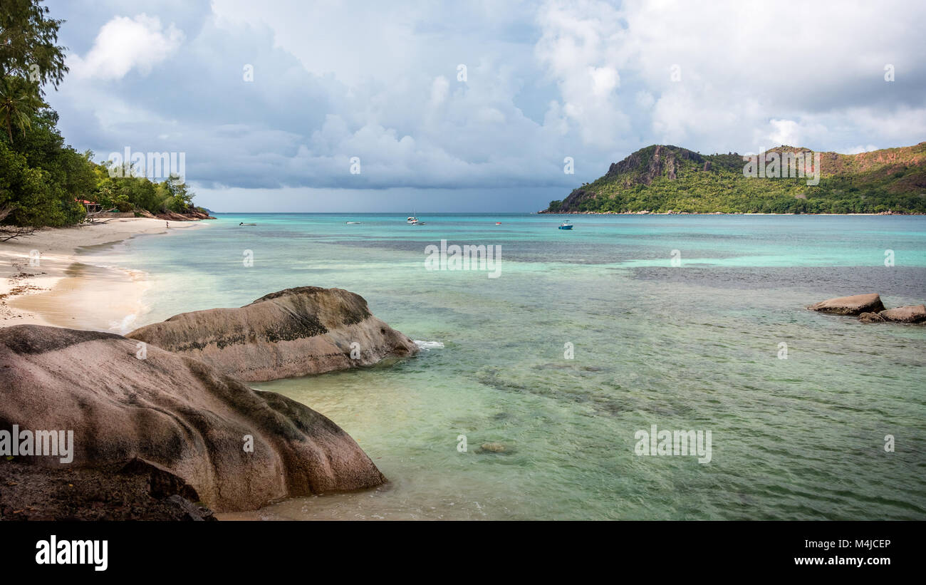 Plage et les rochers, Praslin, Seychelles Banque D'Images