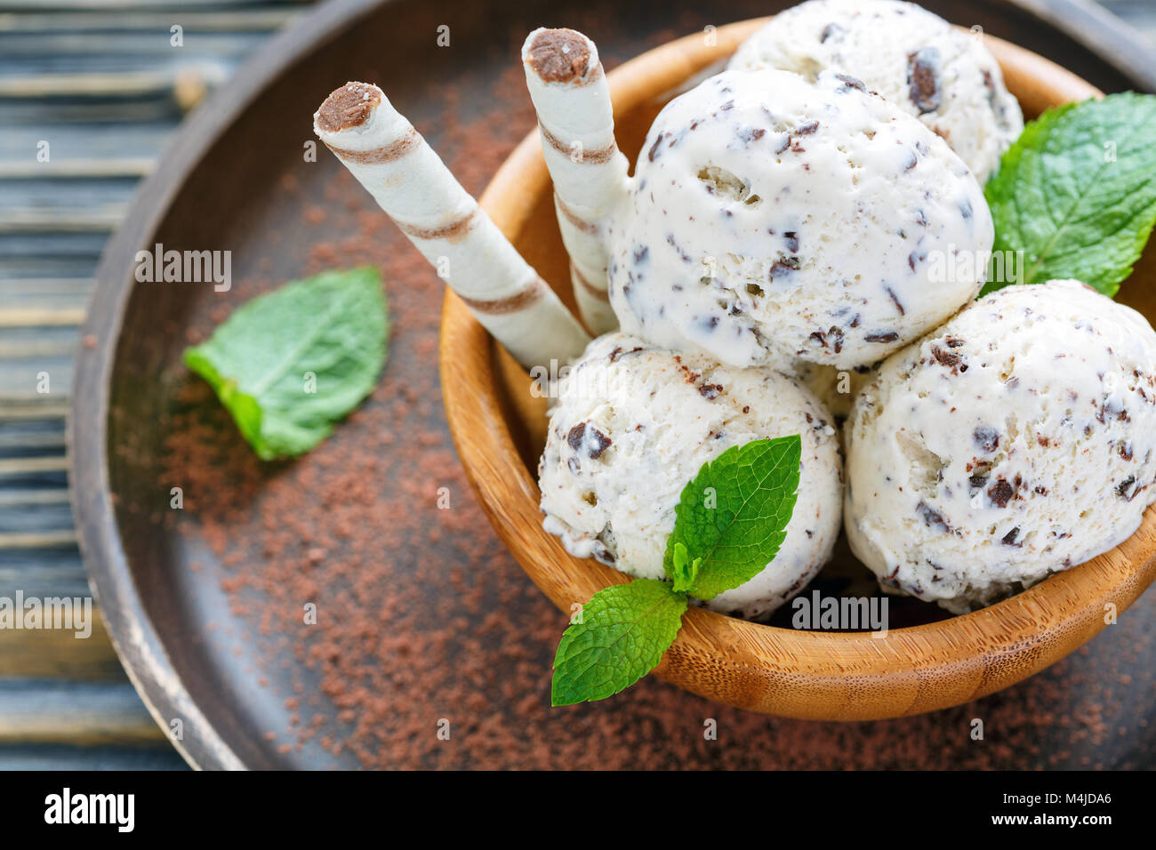 De délicieuses glaces faites maison avec des miettes de chocolat. Banque D'Images