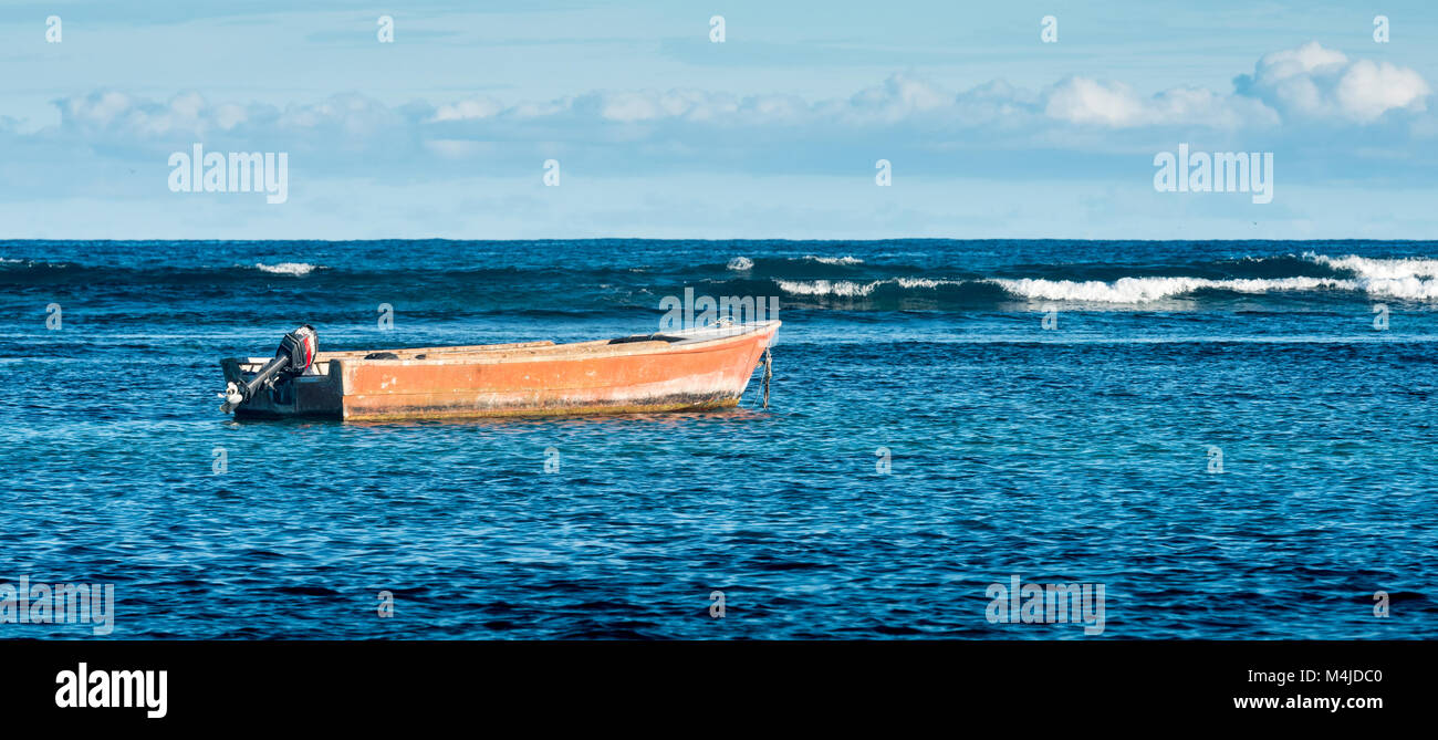 En Bateau Orange Soleil avec les vagues et la mer bleue derrière Banque D'Images