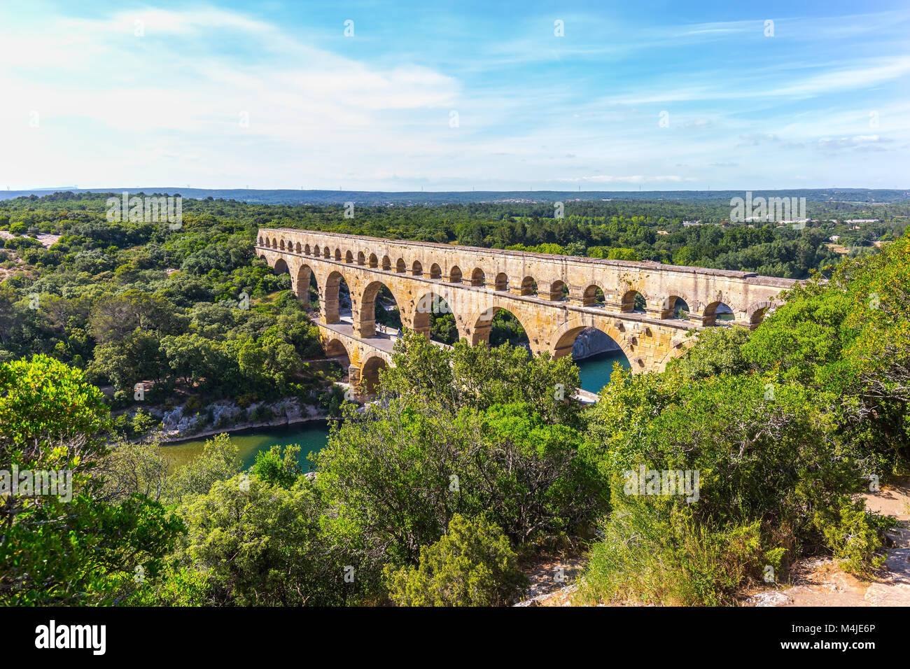 Aqueduc à trois niveaux de Pont du Gard et le parc naturel Banque D'Images