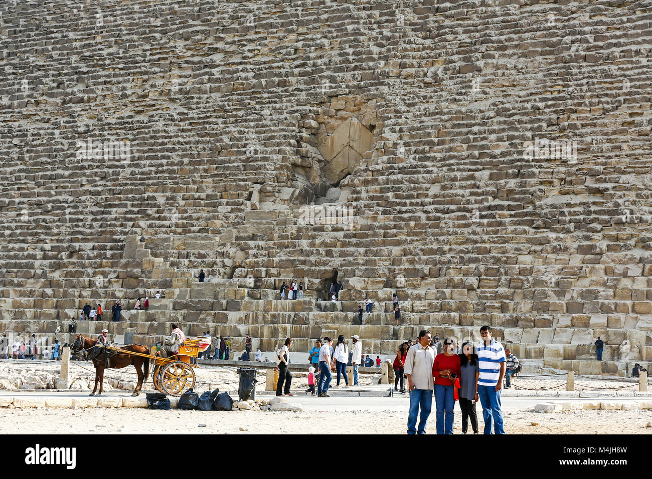 Les touristes à l'extérieur de l'entrée de la grande pyramide de Gizeh et la pyramide de Chéops, les Pyramides, Gizeh, Egypte, Afrique du Nord Banque D'Images