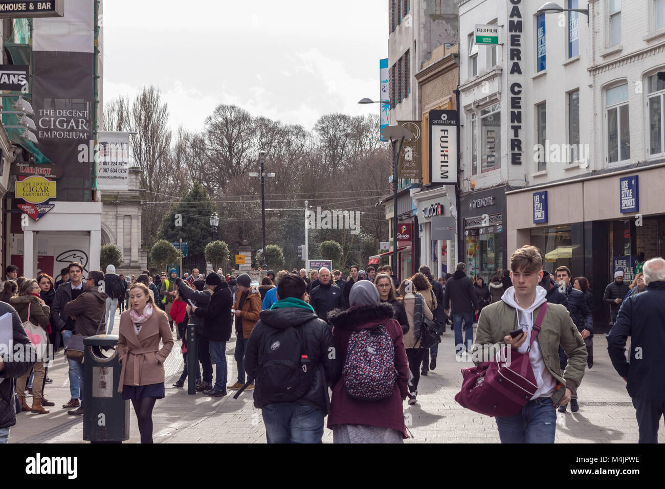 Les gens qui marchent sur Grafton Street, un quartier populaire de Dublin. Banque D'Images