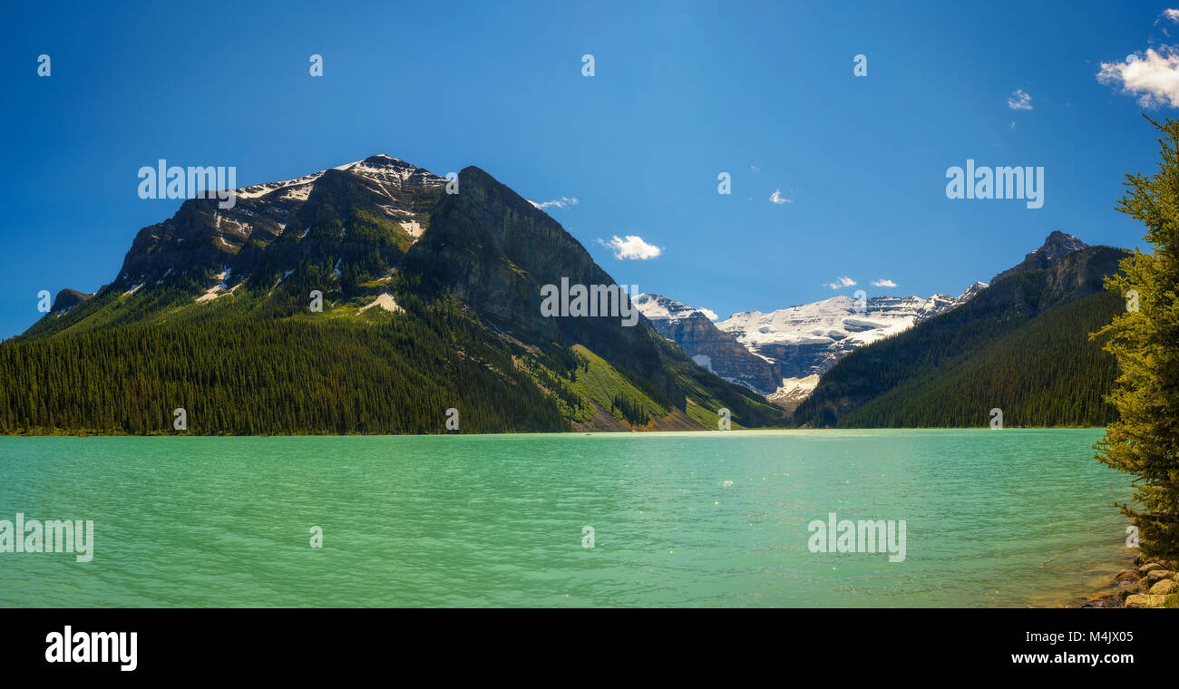 Lake Louise entourée de sommets de montagnes et glaciers Banque D'Images