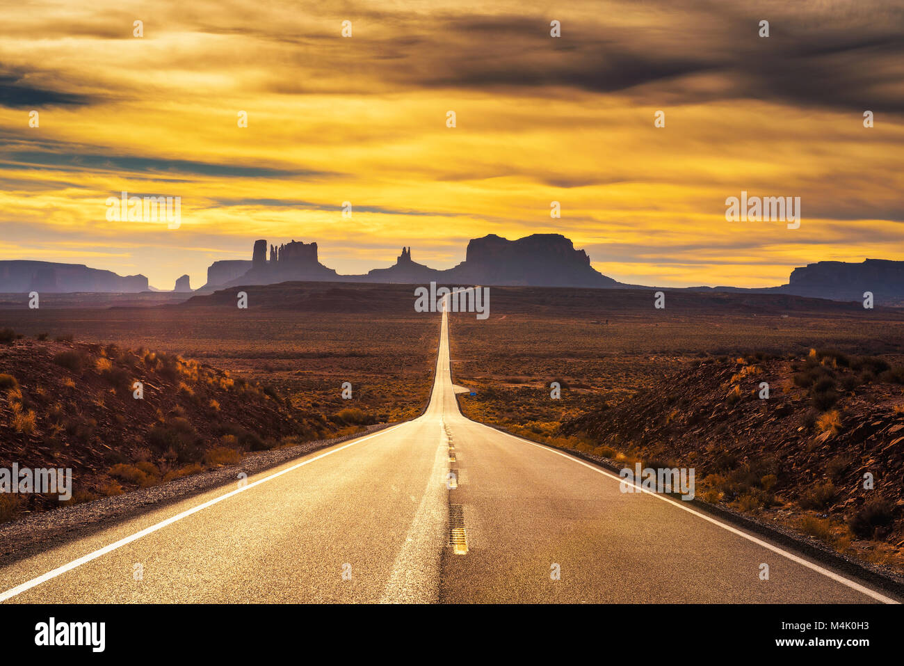 Route du Désert menant à Monument Valley au coucher du soleil Banque D'Images