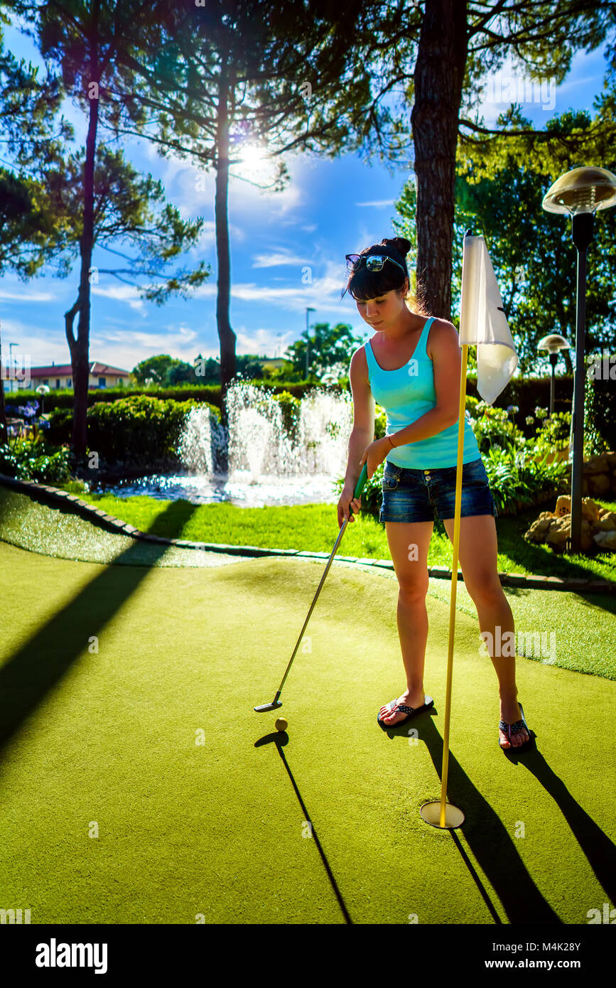 Mini Golf - Golf Green Grass au coucher du soleil Banque D'Images