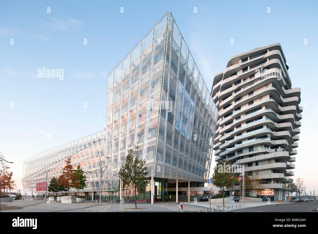 'Unilever Construire' (à gauche) et de la construction résidentielle 'Marco Polo Tower' (droite) à la HafenCity Hamburg, Allemagne Banque D'Images