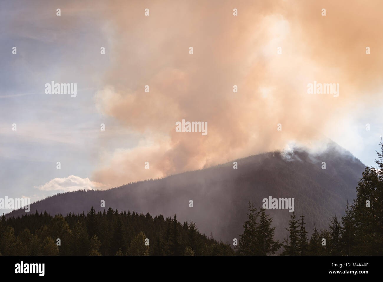 Montagnes de nuages sur une journée ensoleillée Banque D'Images