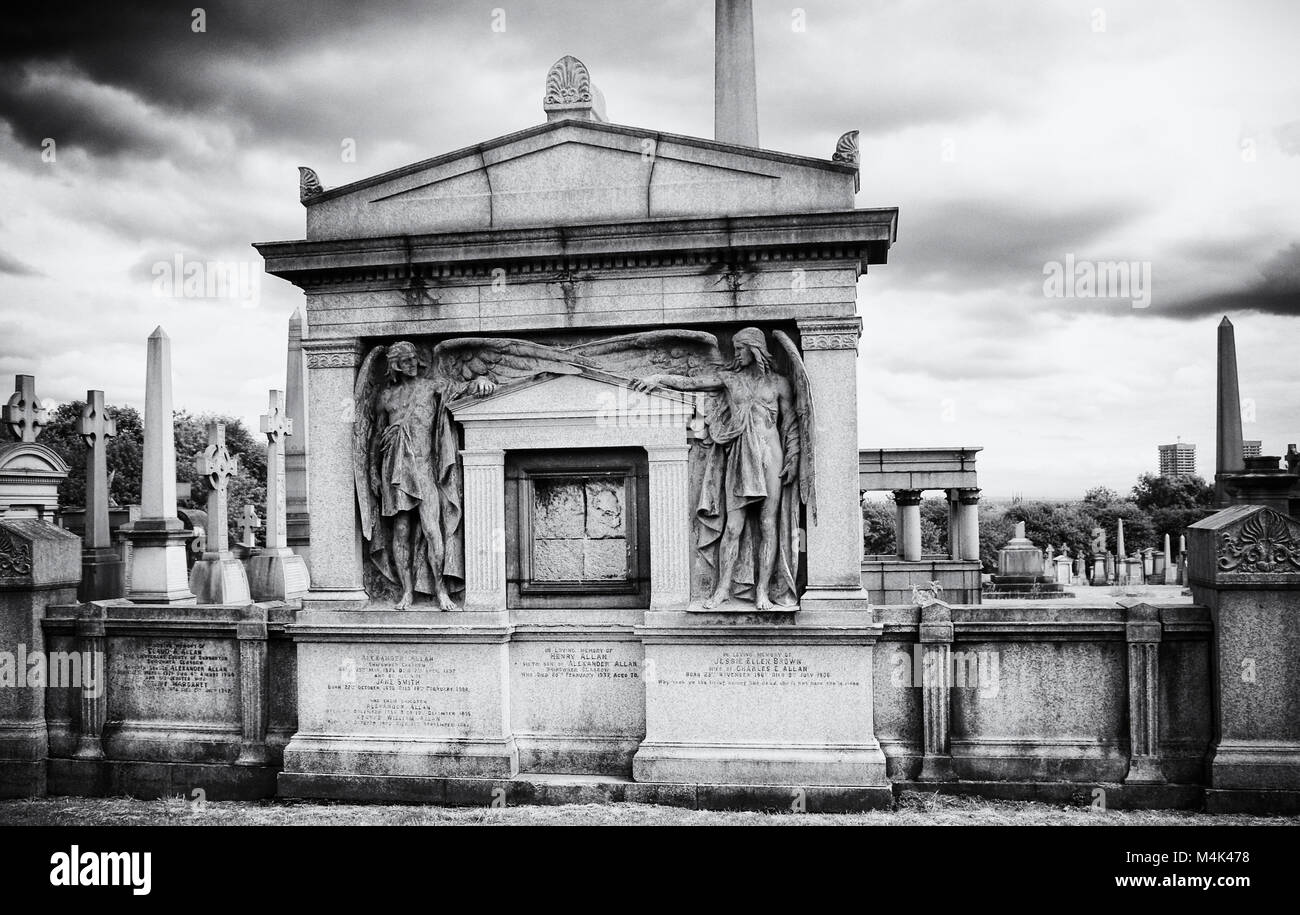 Image en noir et blanc de tombes, Nécropole de Glasgow, ville des morts, un cimetière de l'époque victorienne, à Glasgow, en Écosse. Banque D'Images