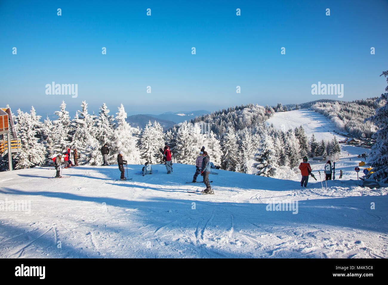 Les skieurs en vestes lumineuses se préparent au ski Banque D'Images