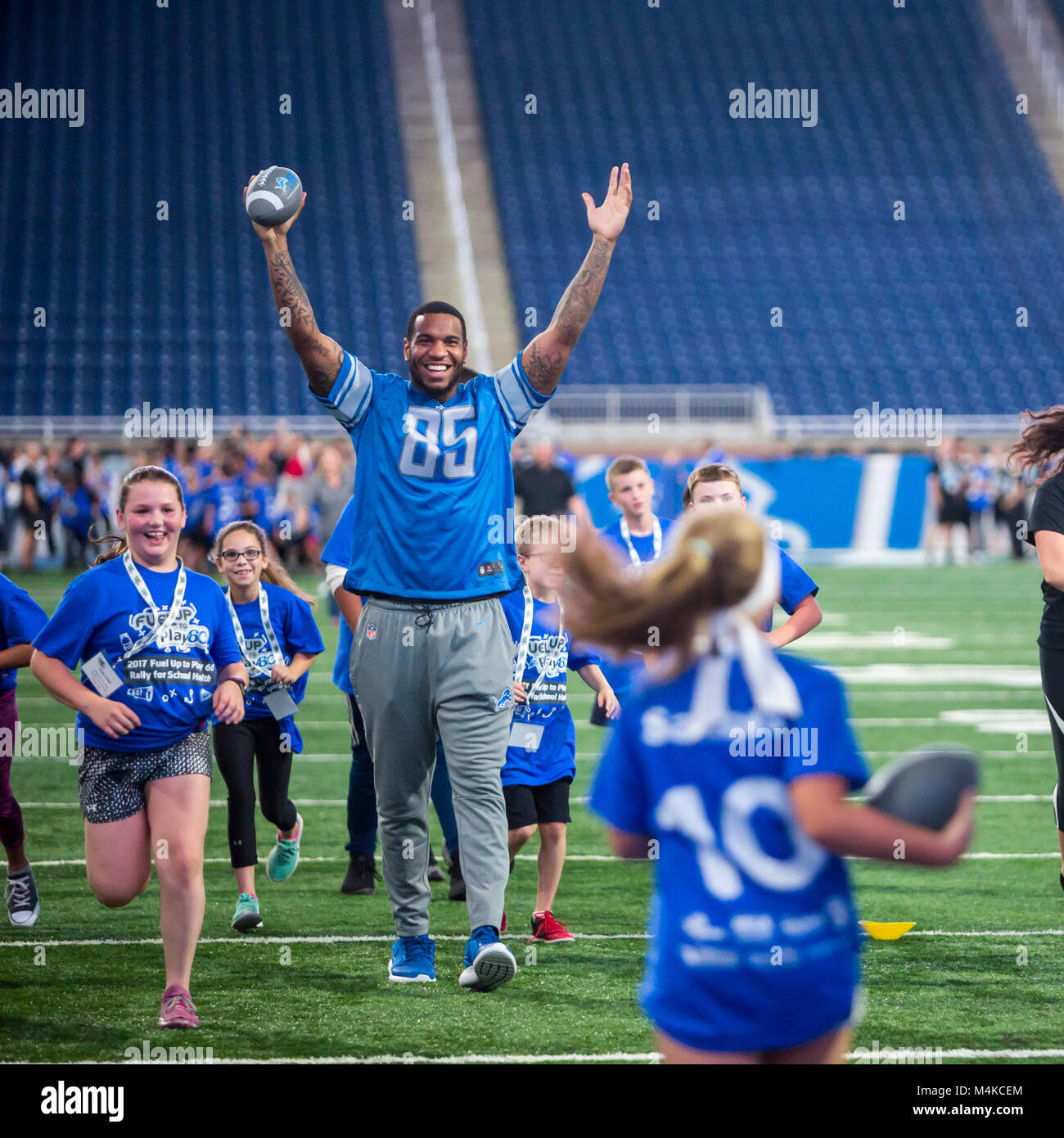 Detroit, Michigan - Detroit Lions tight end Eric Ebron célèbre après une fille attira son passage dans la zone des buts au cours d'une activité physique et nutritio Banque D'Images