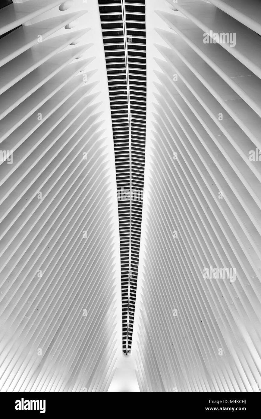 NEW YORK - 10 juin 2017 : vue de l'intérieur de l'Oculus au centre-ville de Manhattan. Banque D'Images