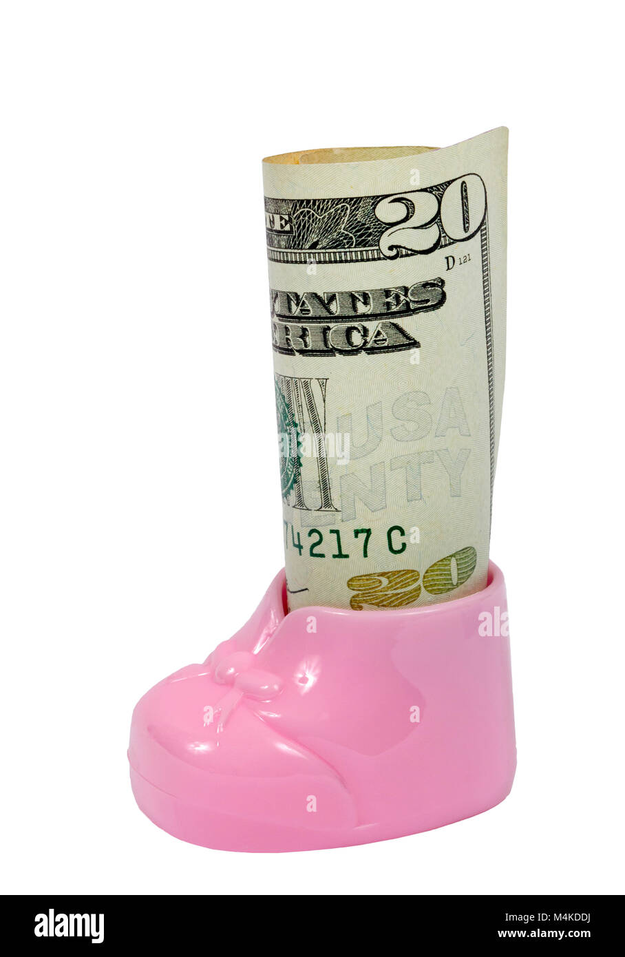 Shot vertical d'un botillon Bébé rose avec un rouleau de vingt dollars à l'intérieur sur un fond blanc. Banque D'Images