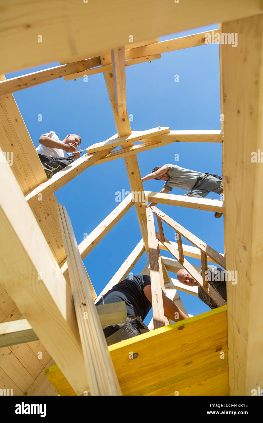 Les constructeurs à travailler avec toiture en bois de construction. Banque D'Images