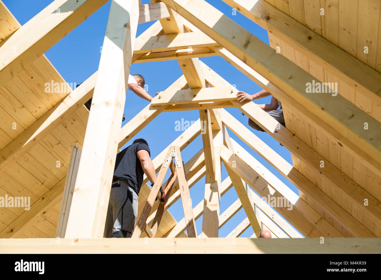 Les constructeurs à travailler avec toiture en bois de construction. Banque D'Images