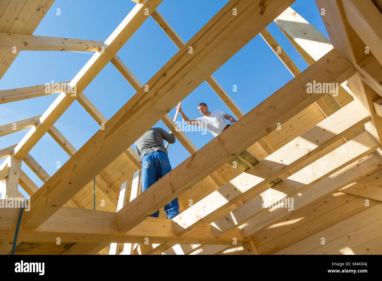 Les constructeurs à travailler avec toiture en bois de construction. Banque D'Images
