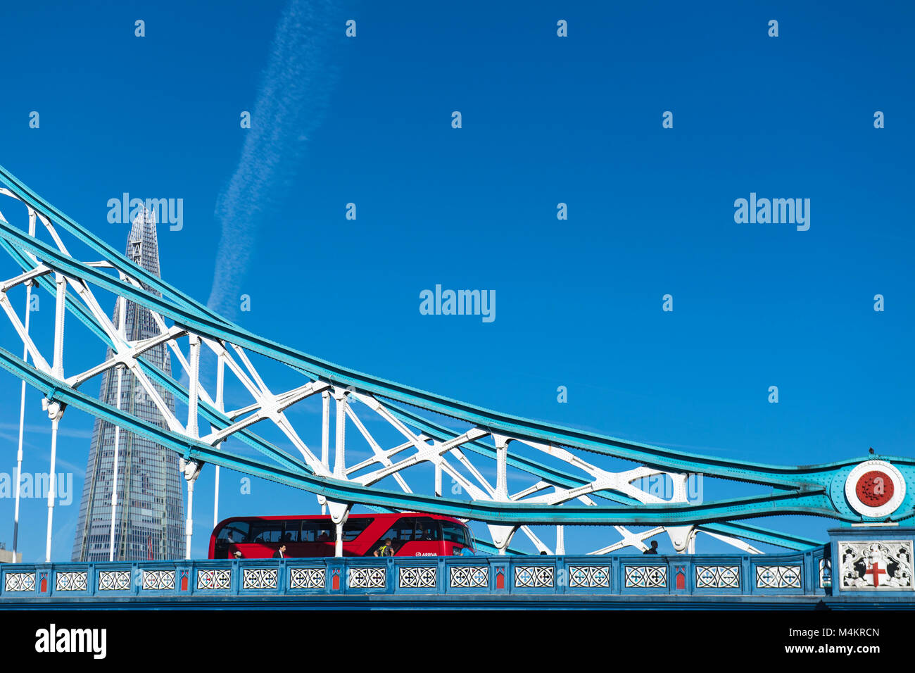 Bus à impériale rouge roulant sur Tower Bridge à Londres, Angleterre, RU Banque D'Images
