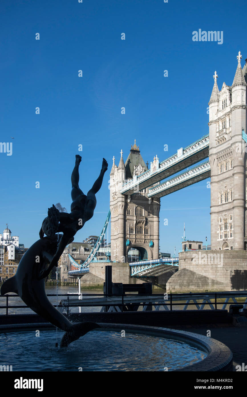 Fille avec un dauphin statue créée par l'artiste David Wynne, près de Tower Bridge à Londres, Angleterre, RU Banque D'Images