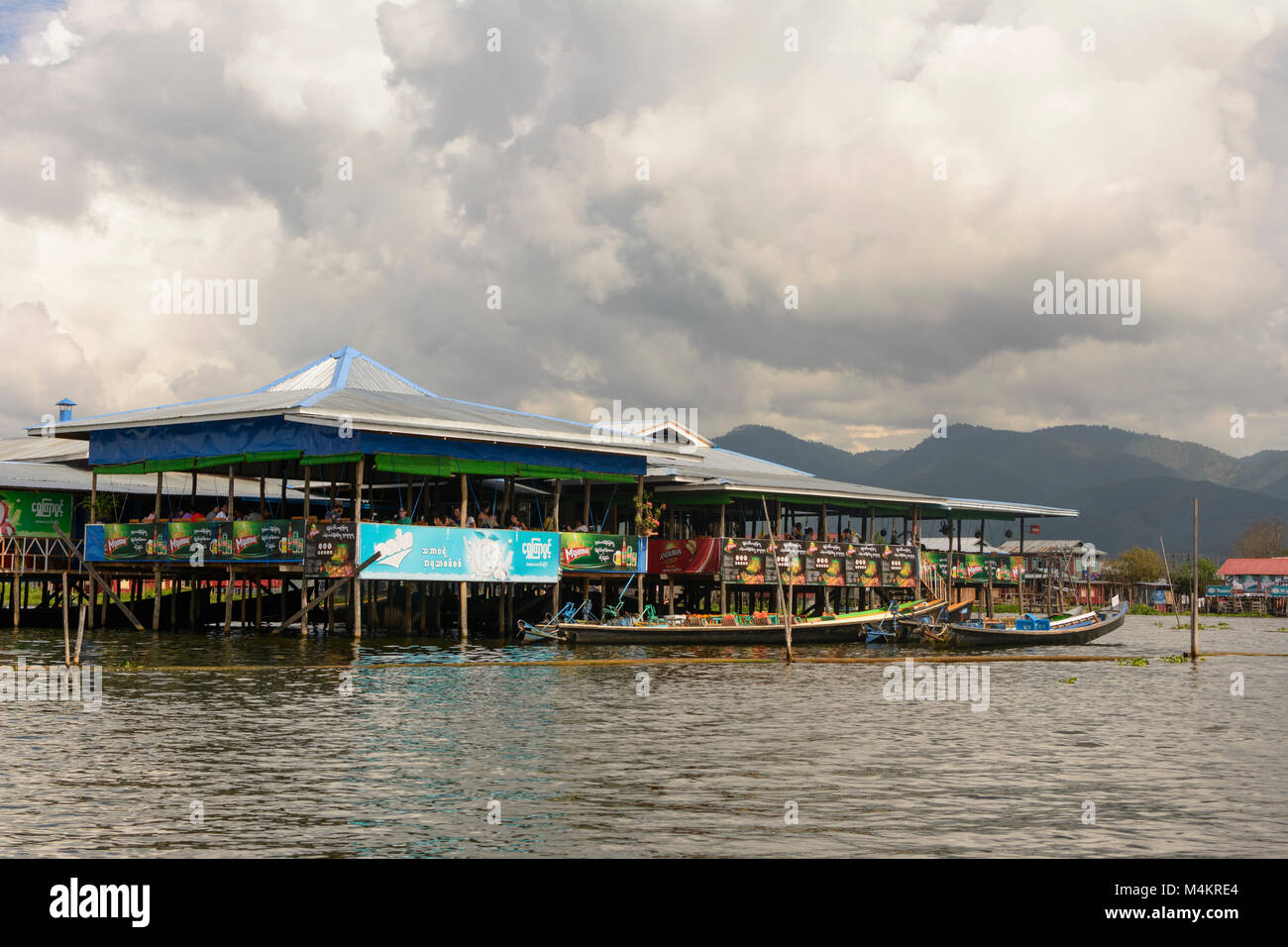 Nampan : : restaurant sur pilotis, bateau, lac Inle, l'État de Shan, Myanmar (Birmanie) Banque D'Images