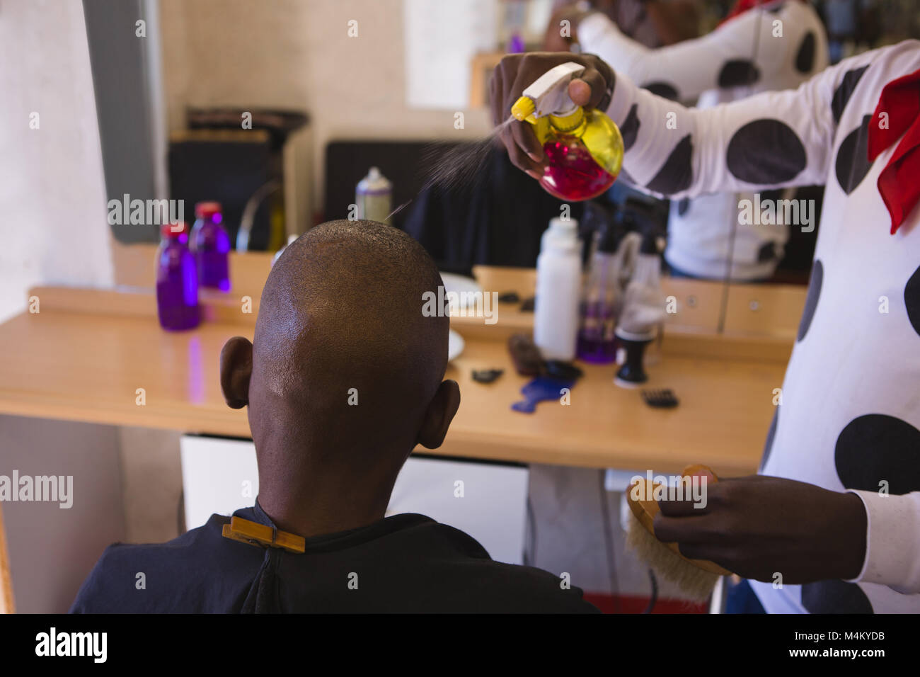 Coiffure pulvériser de l'eau sur la tête du client Banque D'Images