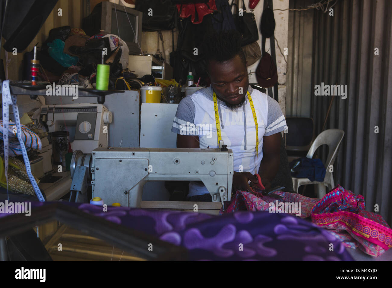 Couture sur mesure machine à coudre sur les vêtements Banque D'Images