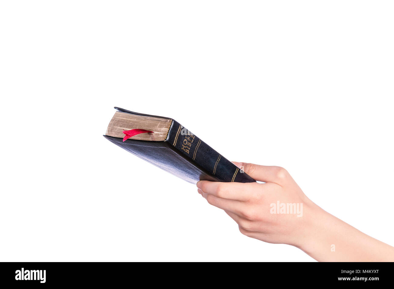 Femme main tenant la Sainte Bible sur fond blanc. Fovus sur Sainte Bible texte. Banque D'Images