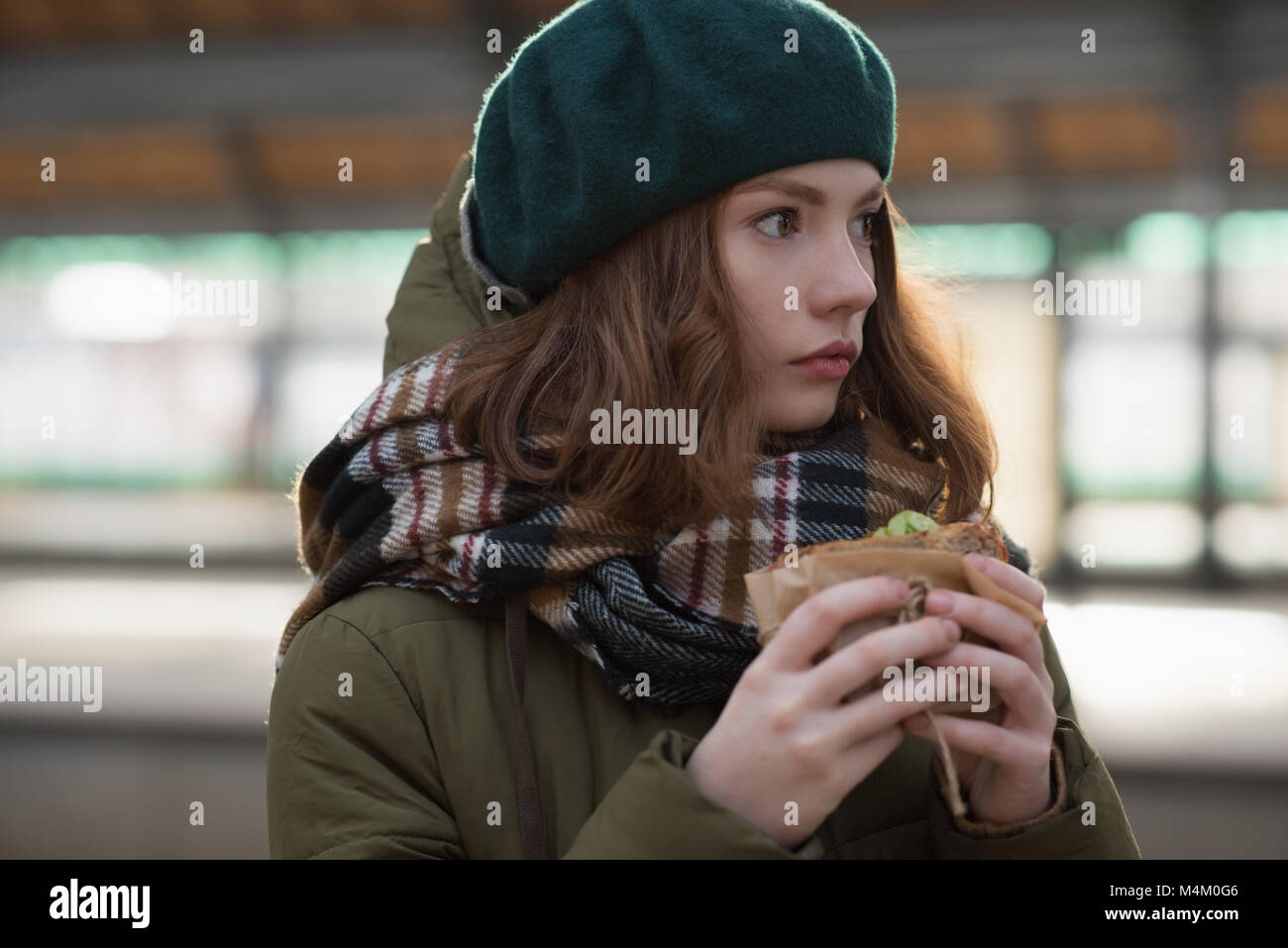 Femme en vêtements d'hiver d'avoir un retour à la ligne à la gare la plus proche Banque D'Images