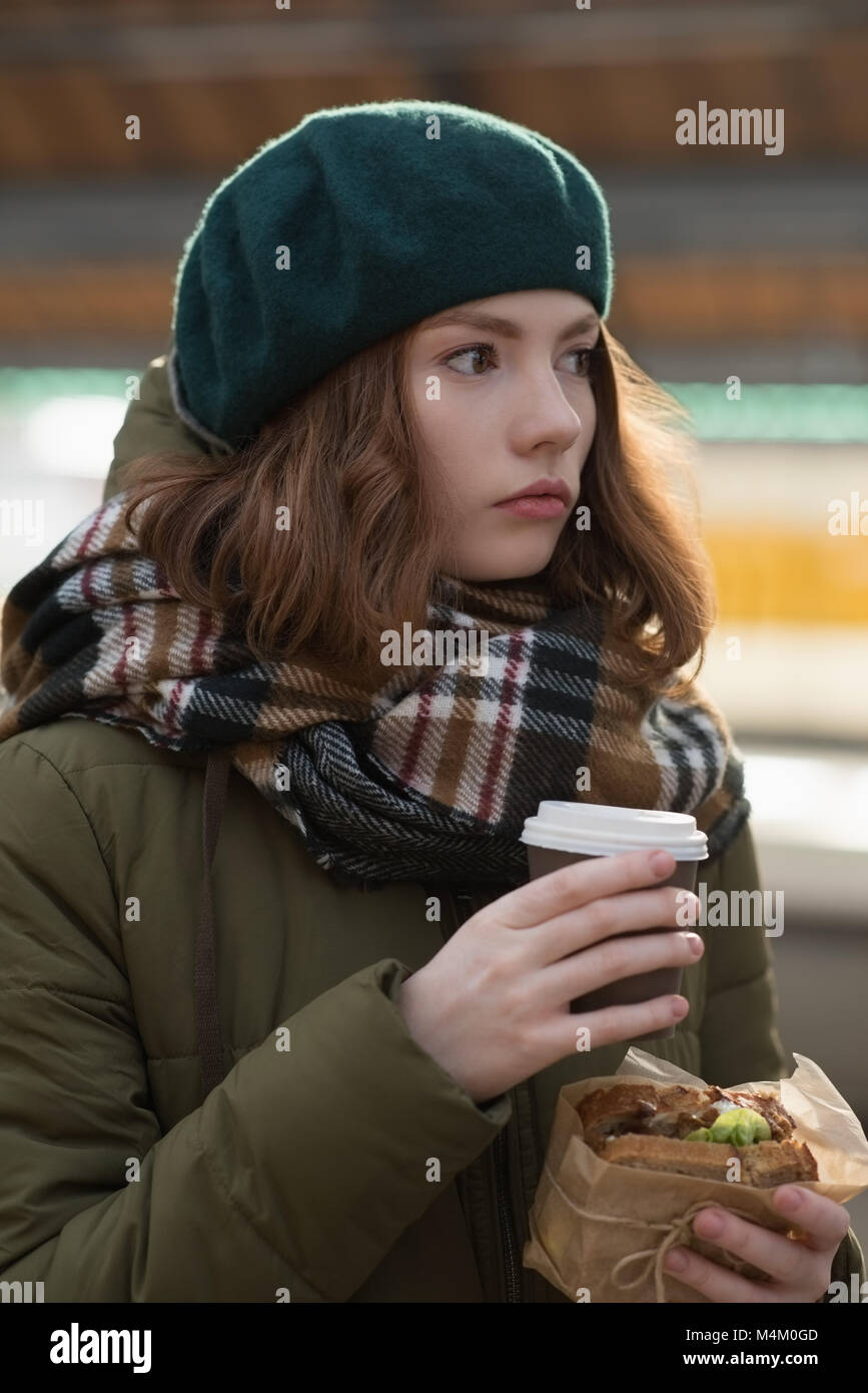 Femme en vêtements d'hiver d'avoir un enroulement et le café Banque D'Images