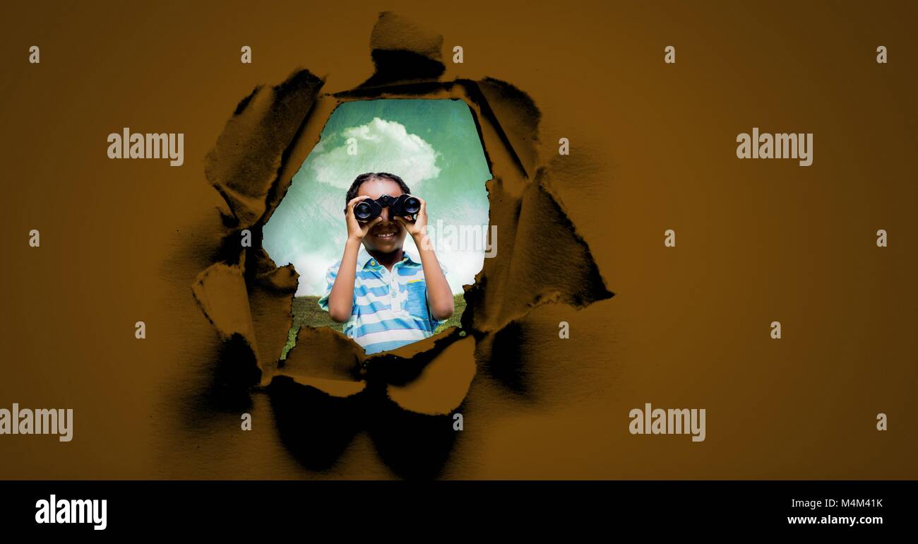 Enfant regardant à travers les jumelles dans le trou dans le papier surréaliste Banque D'Images