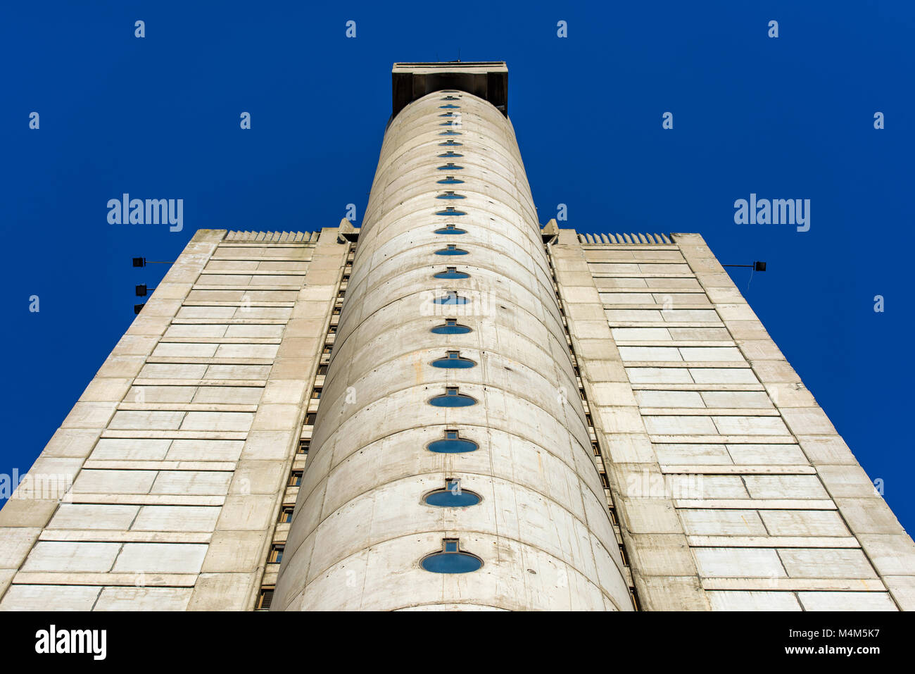 La porte ouest de Belgrade, capitale de la Serbie, l'exemple de l'architecture communiste brutalisme dans Banque D'Images