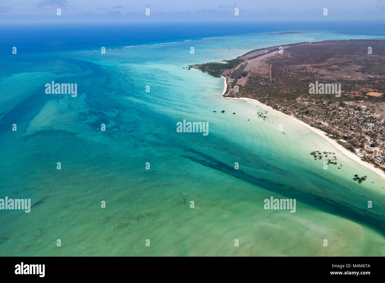 Vue aérienne de la ville de campagne sur le bord d'océan au Mozambique Banque D'Images