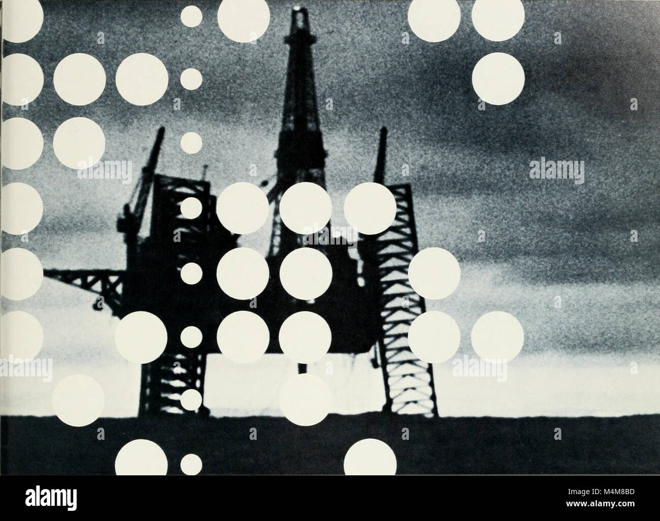 Le Bell Telephone Magazine (1922) traite des développements dans le domaine des télécommunications, en mettant l'accent sur les progrès de la technologie et de la recherche téléphoniques. Il comprend des articles sur les aspects techniques, commerciaux et sociétaux des systèmes téléphoniques, reflétant l'état de l'industrie au début du XXe siècle. Banque D'Images