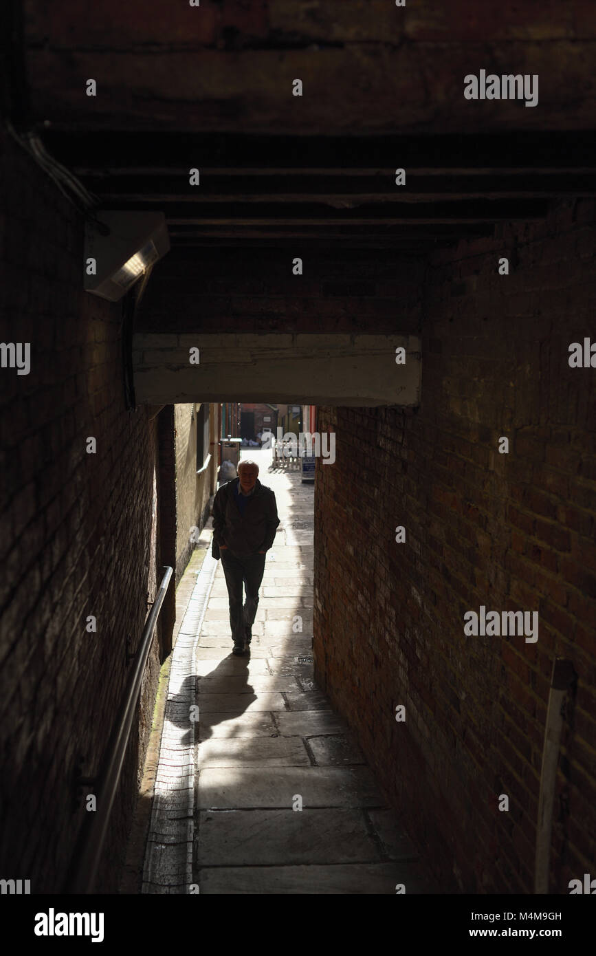 Figure de l'allée sombre way,UK. Banque D'Images