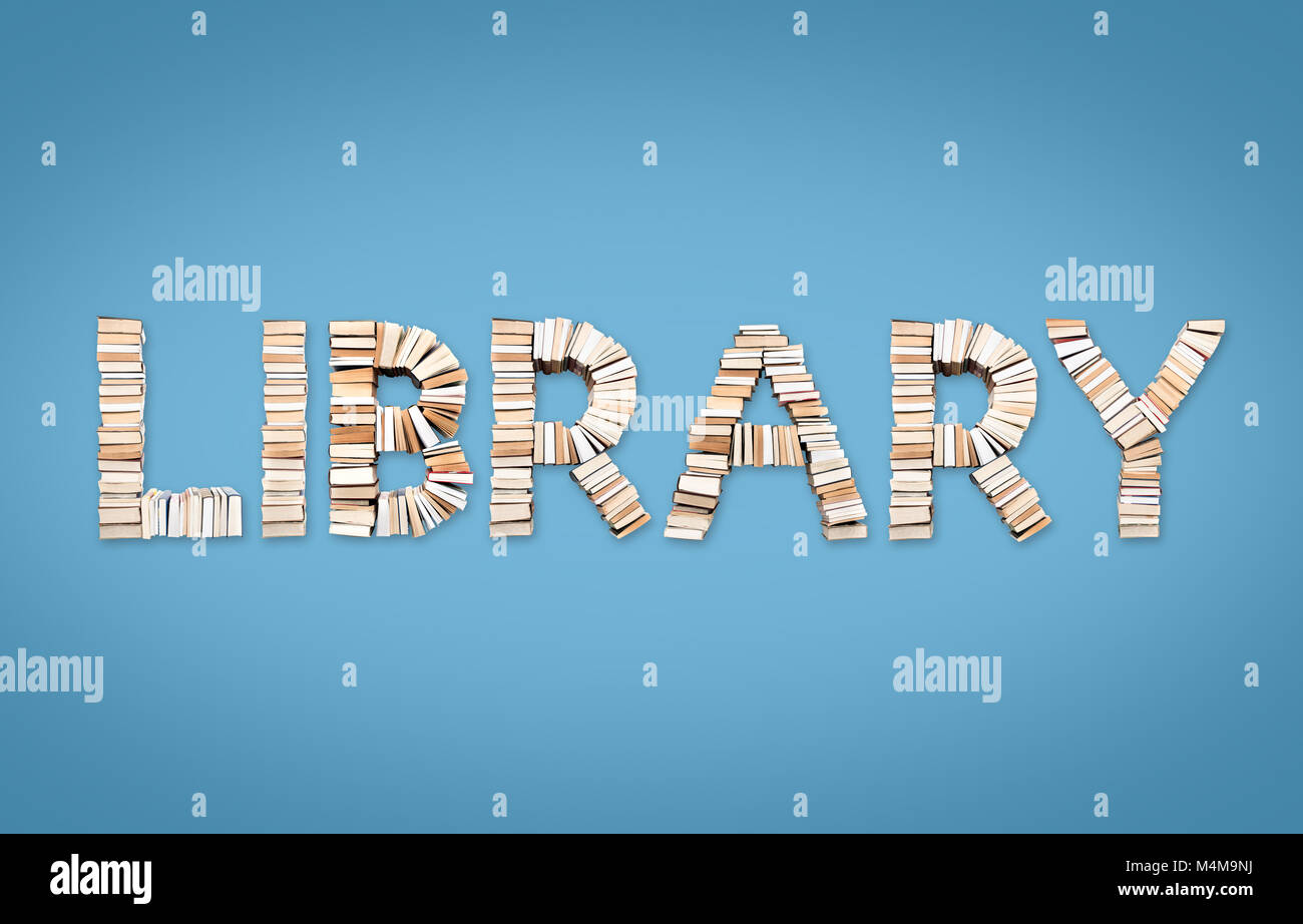 Mot formé à partir de la bibliothèque de livres, tourné à partir de ci-dessus sur fond bleu clair Banque D'Images