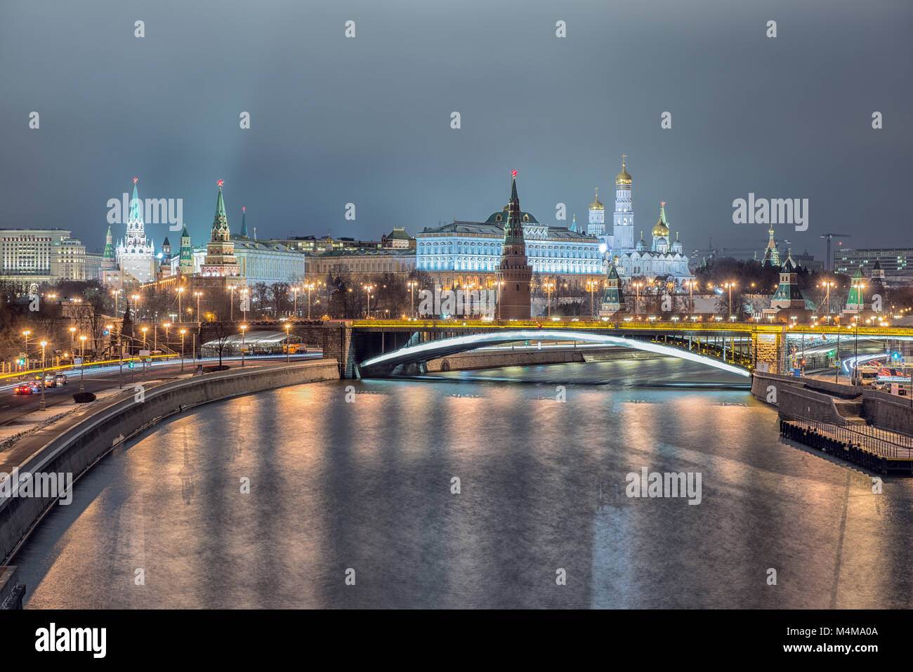 Superbe vue de la nuit de Kremlin dans l'hiver, Moscou, Russie Banque D'Images