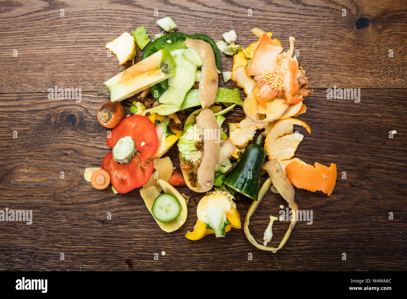 Portrait de pelures de fruits et légumes sur la table en bois Banque D'Images