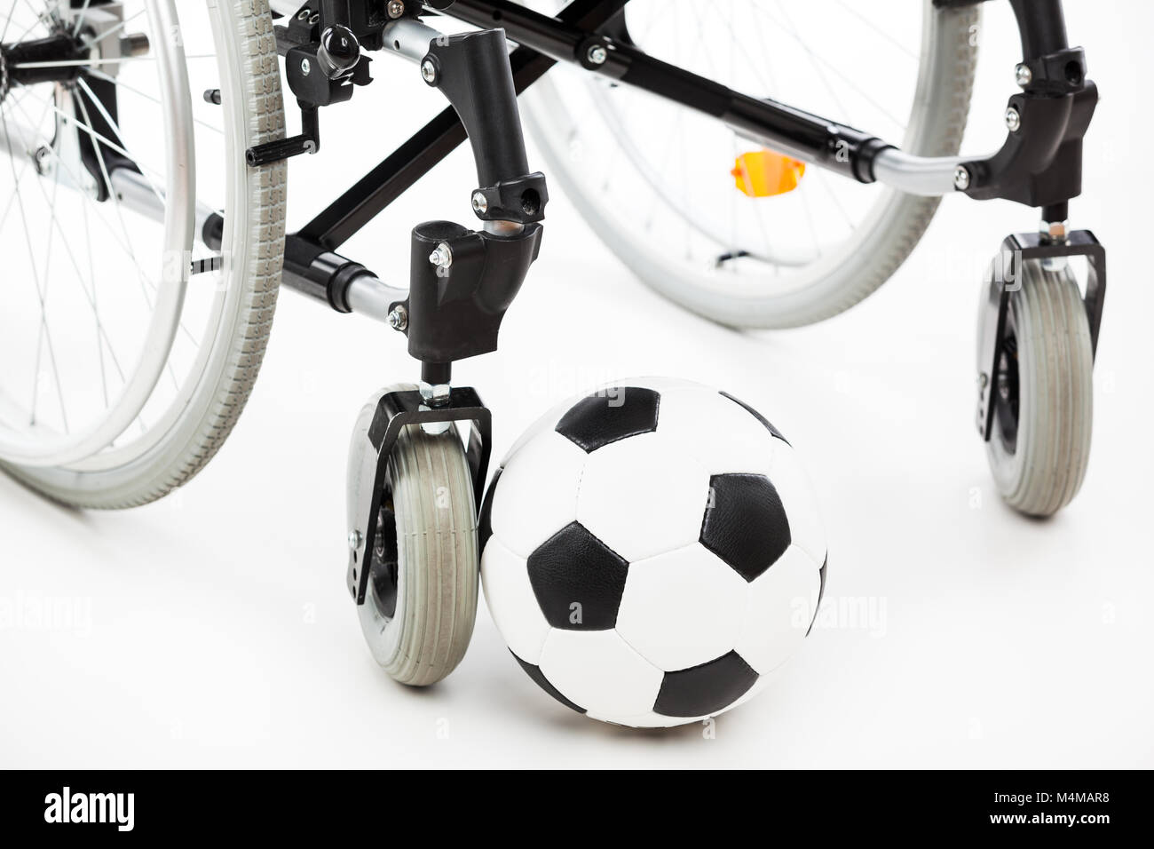 Fauteuil roulant pour personne handicapée ou invalide et soccer ball Banque D'Images Fauteuil roulant pour personne handicapée ou invalide et soccer ball Banque D'Images