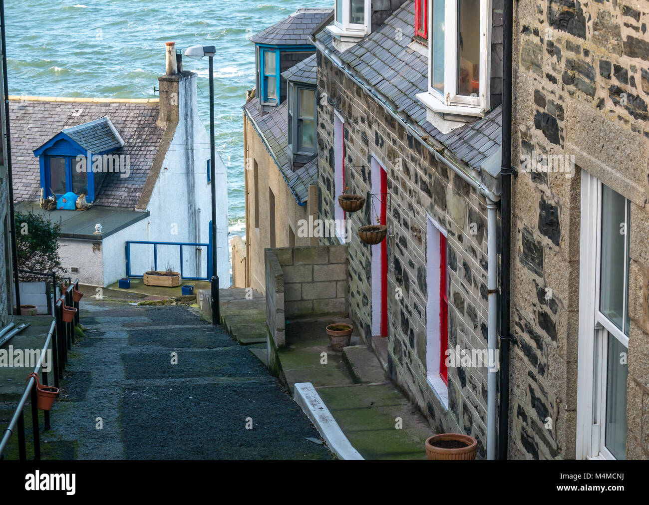 Ruelle étroite, Détroit Chemin menant vers le bas de la côte, pittoresque village maritime, Gardenstown, Aberdeenshire, Scotland, UK, Banque D'Images