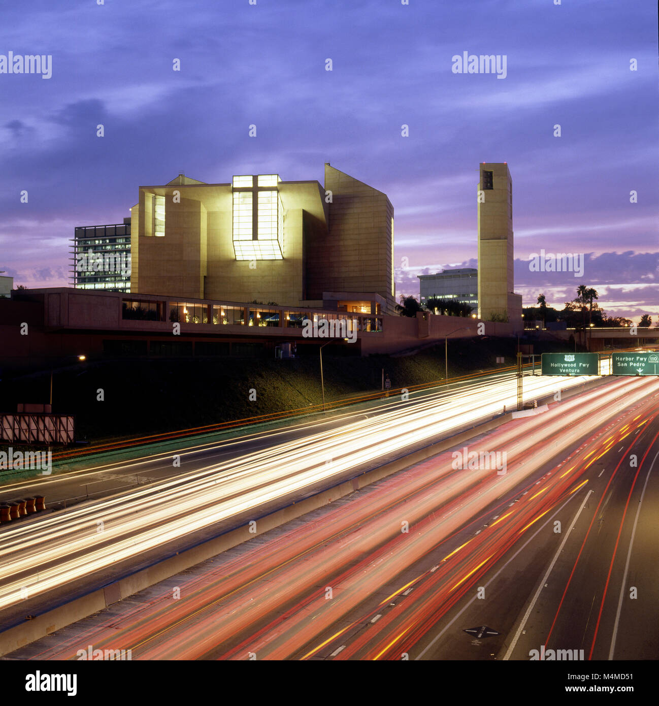 La Cathédrale de Notre Dame des Anges au-dessus de l'autoroute au centre-ville de Los Angeles, CA Banque D'Images