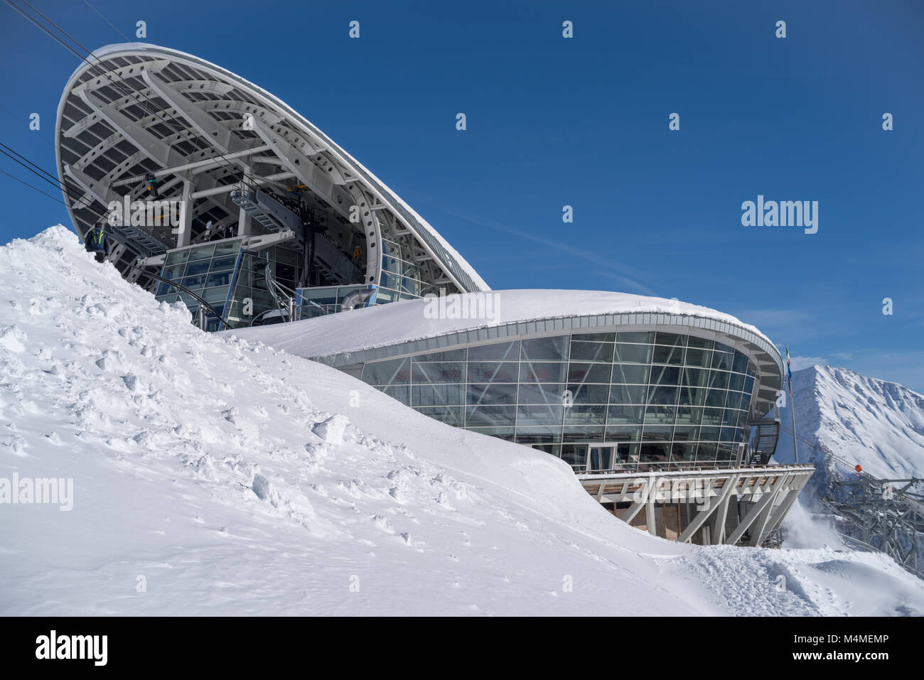Courmayeur, Italie - le 23 janvier 2018 : Pavillon du Mont Frety (2 200 m). Le téléphérique (Skyway Monte Bianco) sur le versant italien du massif du Mont Blanc Banque D'Images