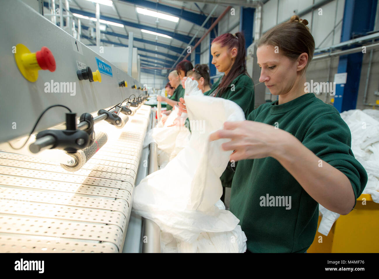Les ouvriers d'usine travaillant dans la laverie industrielle Banque D'Images