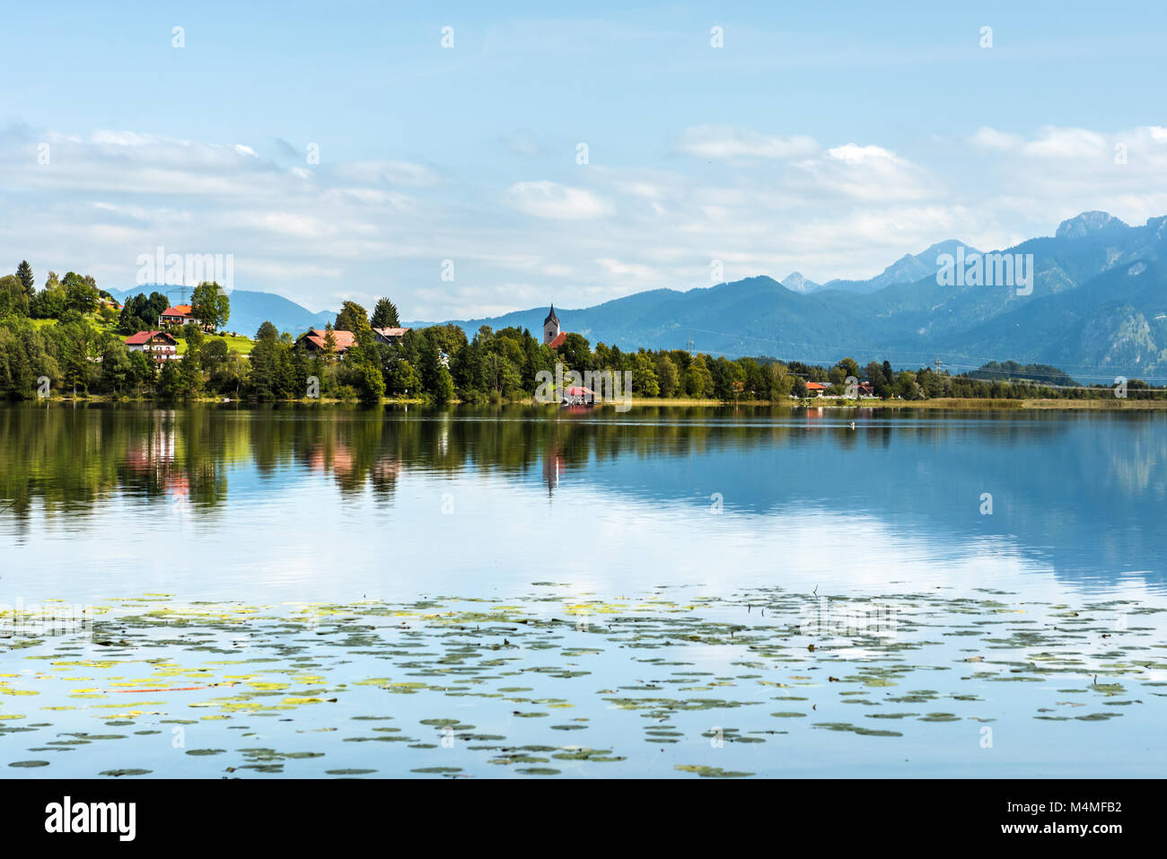 L'eau verte du lac Weissensee en montagnes des Alpes Banque D'Images