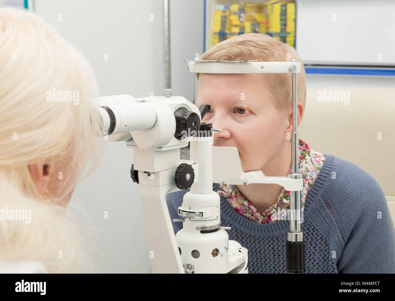 Ophtalmologiste examine la vision d'une femme Banque D'Images