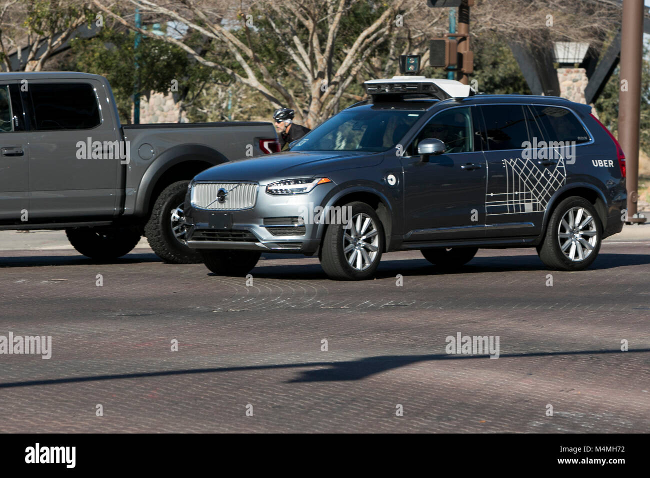 Une auto-Uber autonome de conduite véhicule vu roulant à Tempe, Arizona le 3 février 2018. Banque D'Images