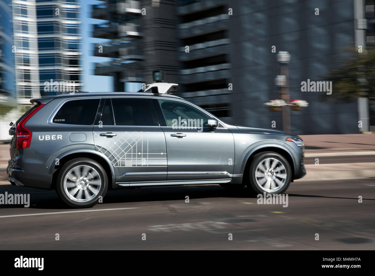 Une auto-Uber autonome de conduite véhicule vu roulant à Tempe, Arizona le 3 février 2018. Banque D'Images