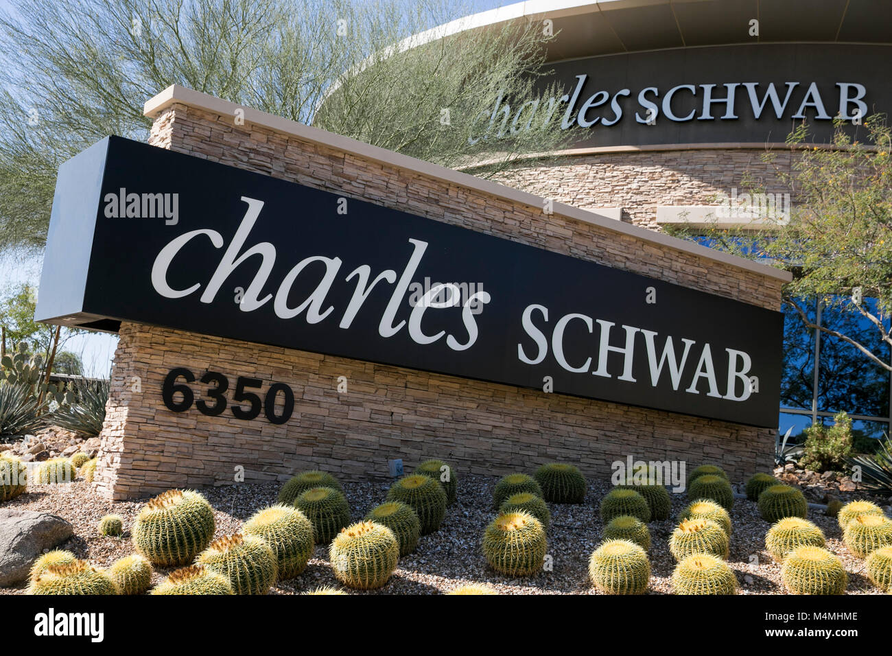 Un logo affiche à l'extérieur d'un établissement occupé par la la Charles Schwab Corporation à Phoenix, Arizona, le 4 février 2018. Banque D'Images